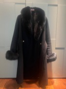 Czarny płaszcz z futrzaną etolą i rękawami