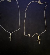 Złoty lub srebrny naszyjnik z krzyżykiem