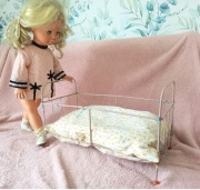 stara lalka z łóżkiem PRL