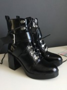 Zara lakierowane botki na obcasie z klamrami 36 sztyblety kowbojki