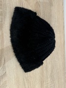 Czarna czapka zimowa