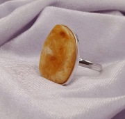 Srebrny pierścionek z bursztynem