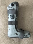 Orteza stopowo-goleniowa na lewą nogę.