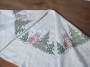 Ręcznie haftowana serweta 77x76