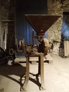 Zabytkowy śrutownik do zboża