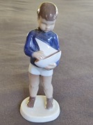 Figurka Bing Grondahl chłopiec z łódką