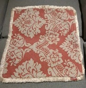 poduszka ozdobna, czerwona z beżowymi dekoracjami, frędzle