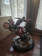 Figurka kolekcjonerska Cyberpunk 2077 V na motocyklu