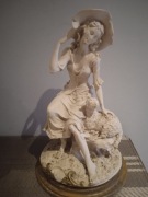 Figurka z alabastru Pasterka z owieczką, G.Armani