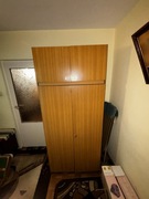 Drewniana szafa zamykana na klucz