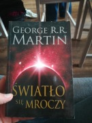 George R. R. Martin. Światło się mroczy 