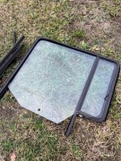 Szyba boczna drzwi lewy tył Jeep Wrangler JK