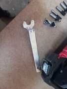 Akumulatorowa frezarka gornowrzecionowa 