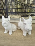 Para porcelanowych figurek – psy w typie teriera (biała porcelana)