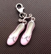 Charms srebrna zawieszka do bransoletki Kruk różowe baletki