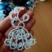 Dekor na choinke aniolek frywolitka biala 8 cm