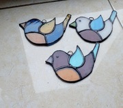 Zestaw 3 ptaszków że szkła witrażowego Tiffany. Dekoracja okienna.