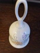 dzwonek porcelanowy z motywem kwiatowym. 