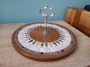 Drewniana patera z ceramicznymi zdobieniami Średnica ok. 30cm