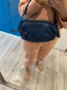 Granatowa torebka z zameczkami