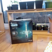 Szczoteczka elektryczna Oral-B Genius 8000 biała