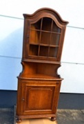 Piękna, drewniana witryna narożna