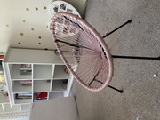 Różowy pleciony fotelik dla dziecka