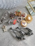 Puzderko plus broszki