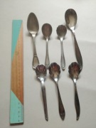 Zestaw różnych łyżeczek do cukru i łyżeczek 
