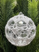 Bombka szydełkowa - rękodzieło-biały ze srebrną nitką