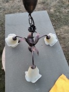 Stary rustykalny żyrandol.