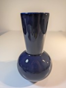 Granatowy wazon ceramiczny – prosty design, połysk