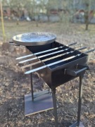 grill (mangal) z szaszłykami i patelnią