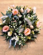 Wianek wiosenny z piórami 