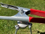 Geodezyjny stojak do tyczki z łapką