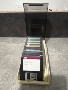 Stary pojemnik na dyskietki lata 90 + ponad 40 dyskietek 