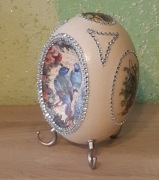 Ozdobne strusie jajo na trzech nóżkach – Decoupage