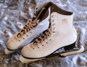 Łyżwy figurowe rozmiar 38, wkładki 24 cm + ochraniacze i pokrowiec. Skóra