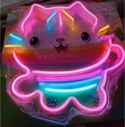 LAMPKA WISZĄCA na Ścianę neon LED na plexi KOCI DOMEK GABI