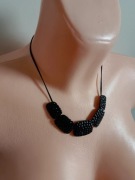 Czarny naszyjnik z czarnymi blaszkami, biżuteria