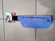 niebieska saszetka biodrowa do biegania marki z serii "Waist Bag"
