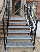 Schody metalowe z balustradą poręczą