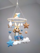 Karuzela handmade – króliczek z latawcem i chmurkami nad łóżeczko 