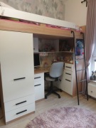 Łóżko piętrowe z biurkiem i szafą