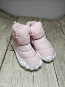 Jasnoróżowe zimowe buty