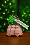 Świąteczna świeca sojowa w kształcie busa – różowy van z choinką