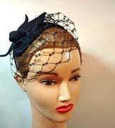 Czarny fascynator z woalką na opasce. Czarny toczek z woalką