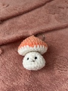 Brelok grzybek wykonany na szydełku morelowy