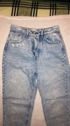 jasnoniebieskie mom jeans dżinsy z przetarciami spodnie jeansowe na guziki