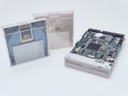 Napęd MO Fujitsu MCD3130SS 1,3GB, SCSI, 2 dyskietki, NOS